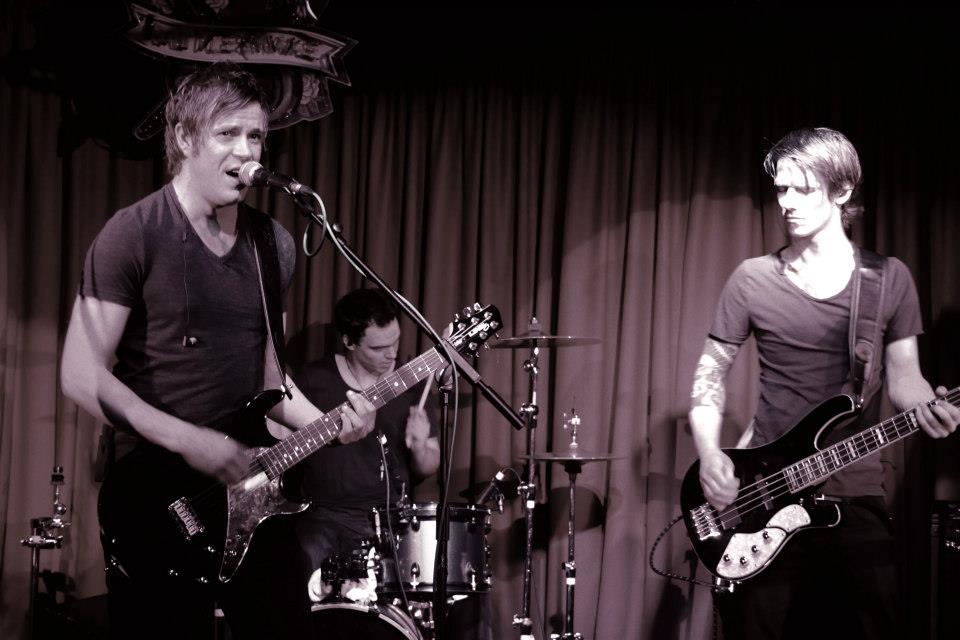 Broken Links — Live at The Rattlesnake of Angel, London — 0007