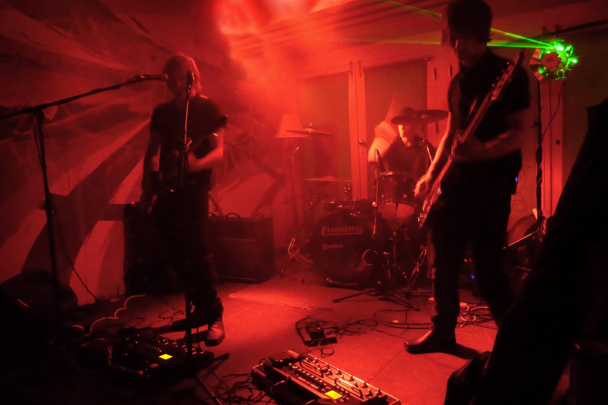 Broken Links — Broken Links Live @ Hamptons 03/11 — 0010