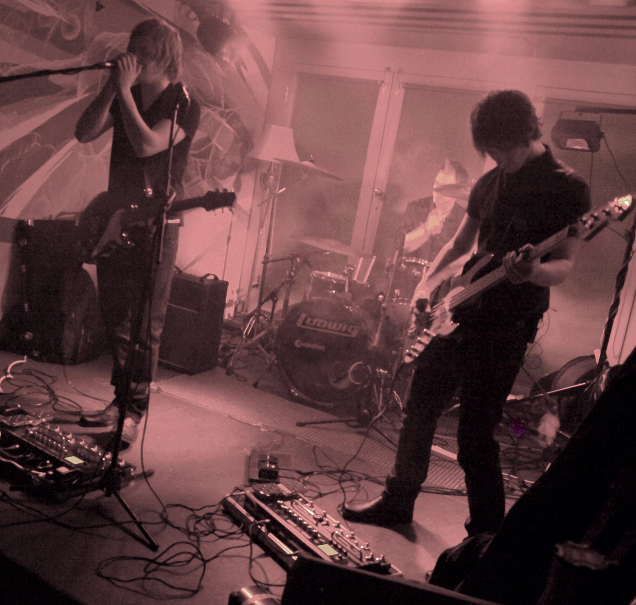 Broken Links — Broken Links Live @ Hamptons 03/11 — 0015