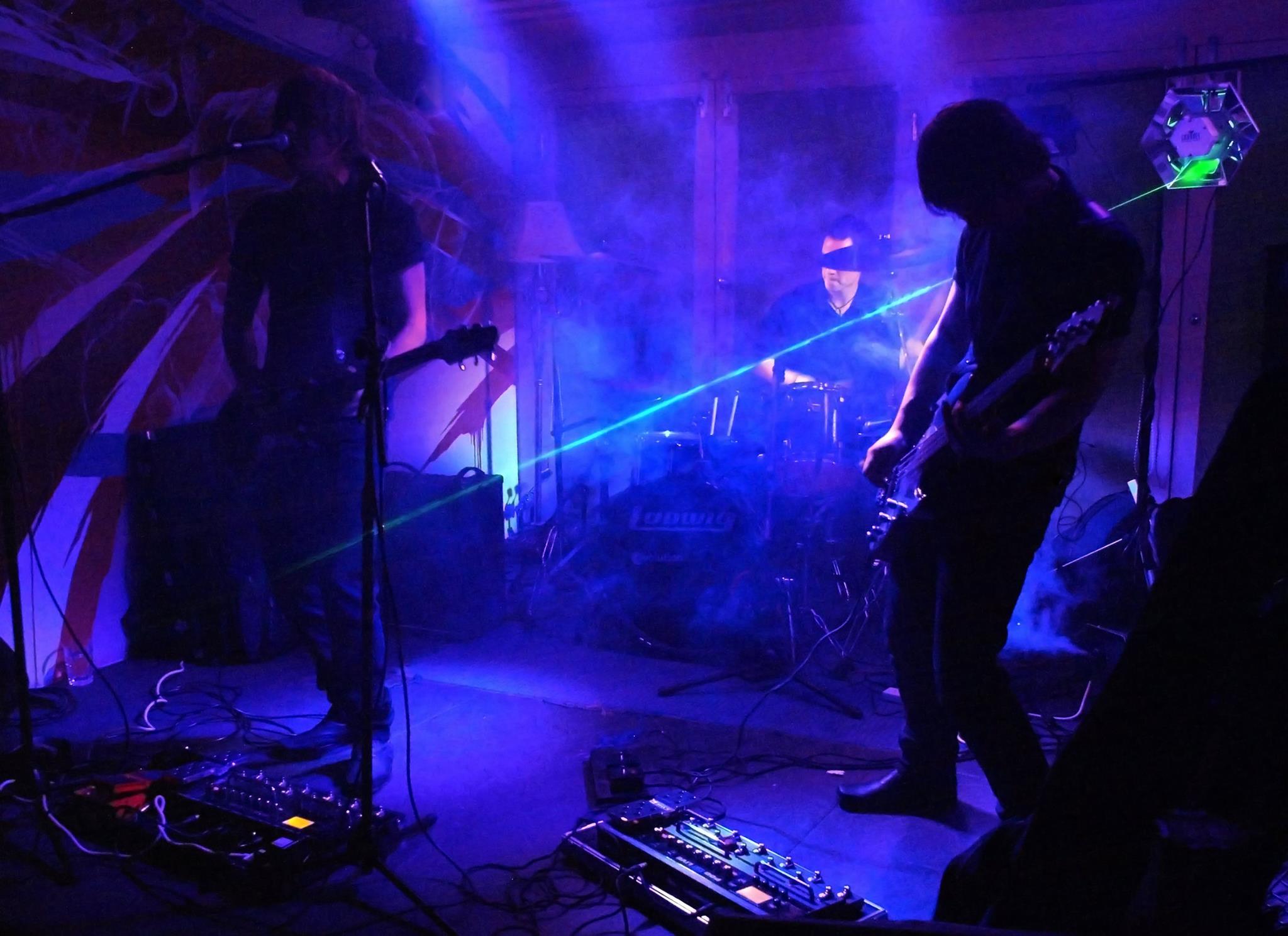 Broken Links — Broken Links Live @ Hamptons 03/11 — 0017
