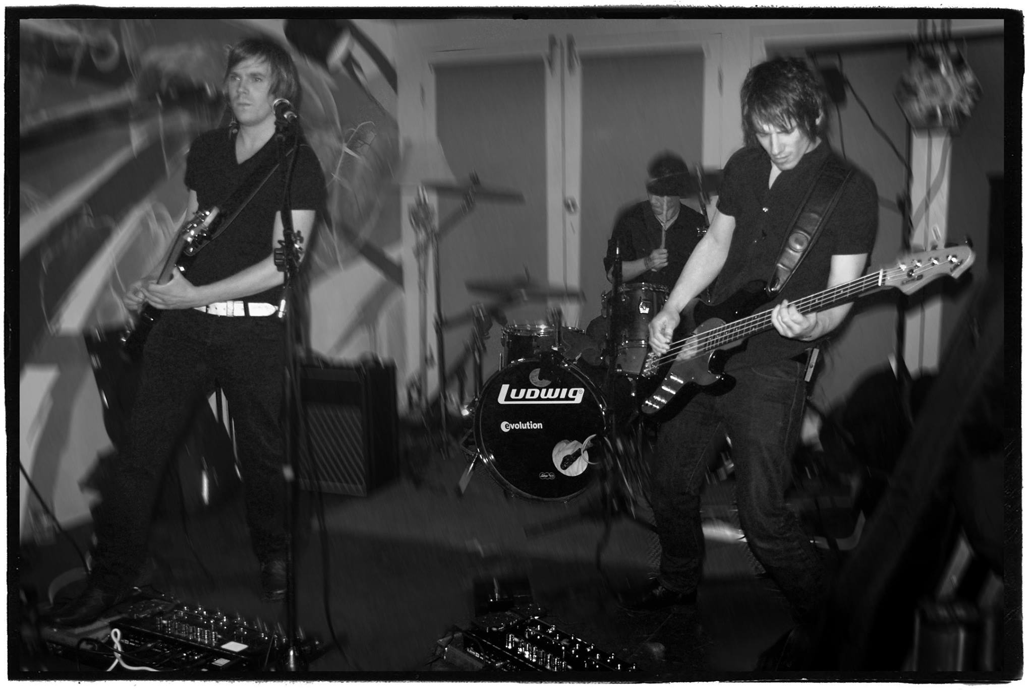 Broken Links — Broken Links Live @ Hamptons 03/11 — 0020